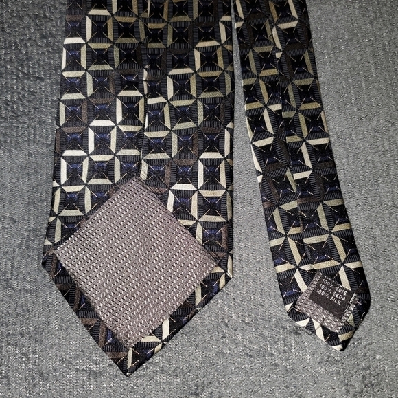 Square Patterned Tie - NEW - Picture 6 of 7